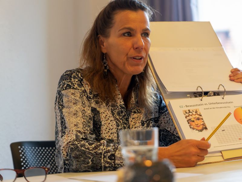 Friederike Gerling erklärt anhand der Seminarunterlagen den Unterschied zwischen Bewusstsein und Unterbewusstsein