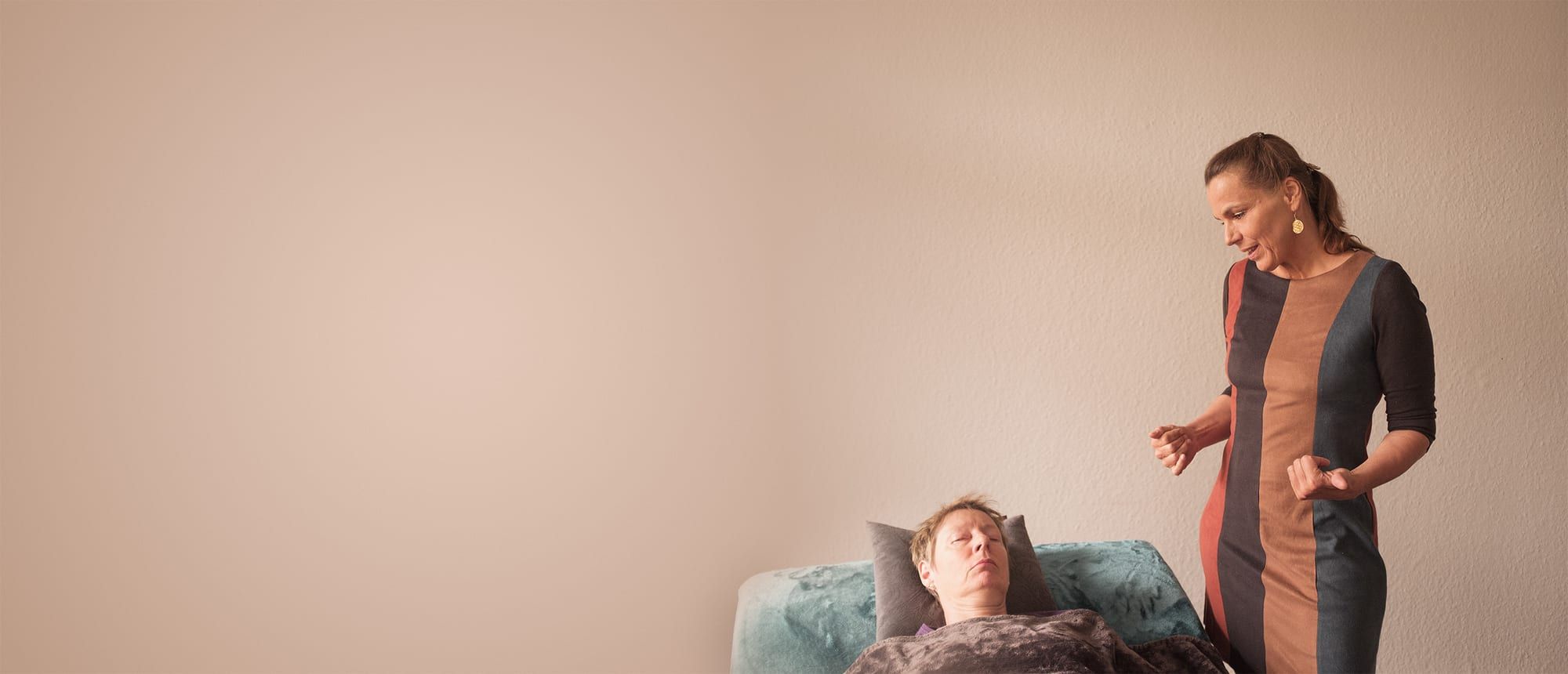 Hypnoseausbilderin begleitet eine Klientin in Hypnose im Institut in Neuruppin