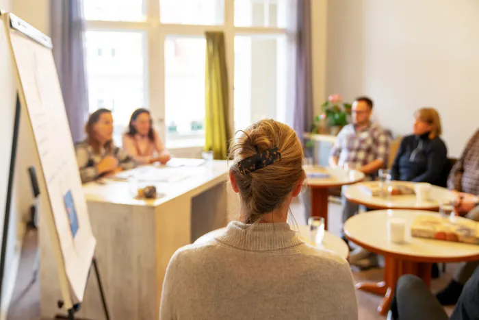 Blick in den Seminarraum während der Ausbildung